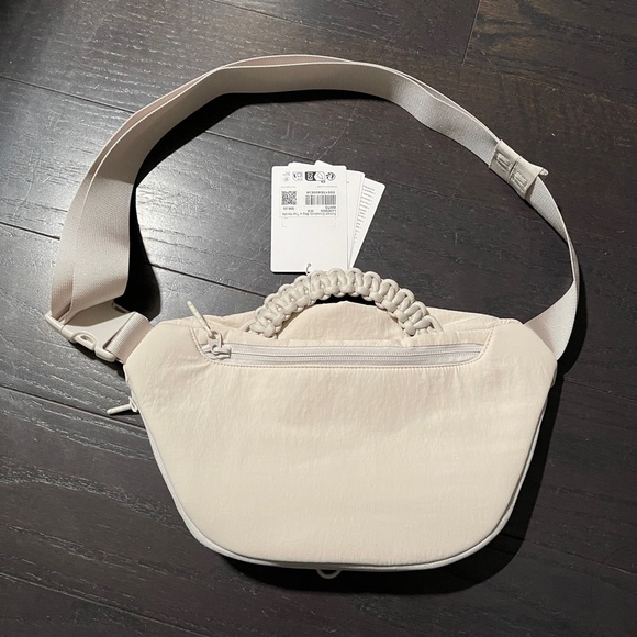 BNWT Lululemon Curved Crossbody Bag with Top Handle 3L in White Opal - Picture 3 of 7